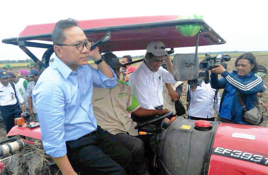 Zulhas dan Bamsoet Panen Padi di Banyuasin, Buktikan Produksi Beras Berlimpah